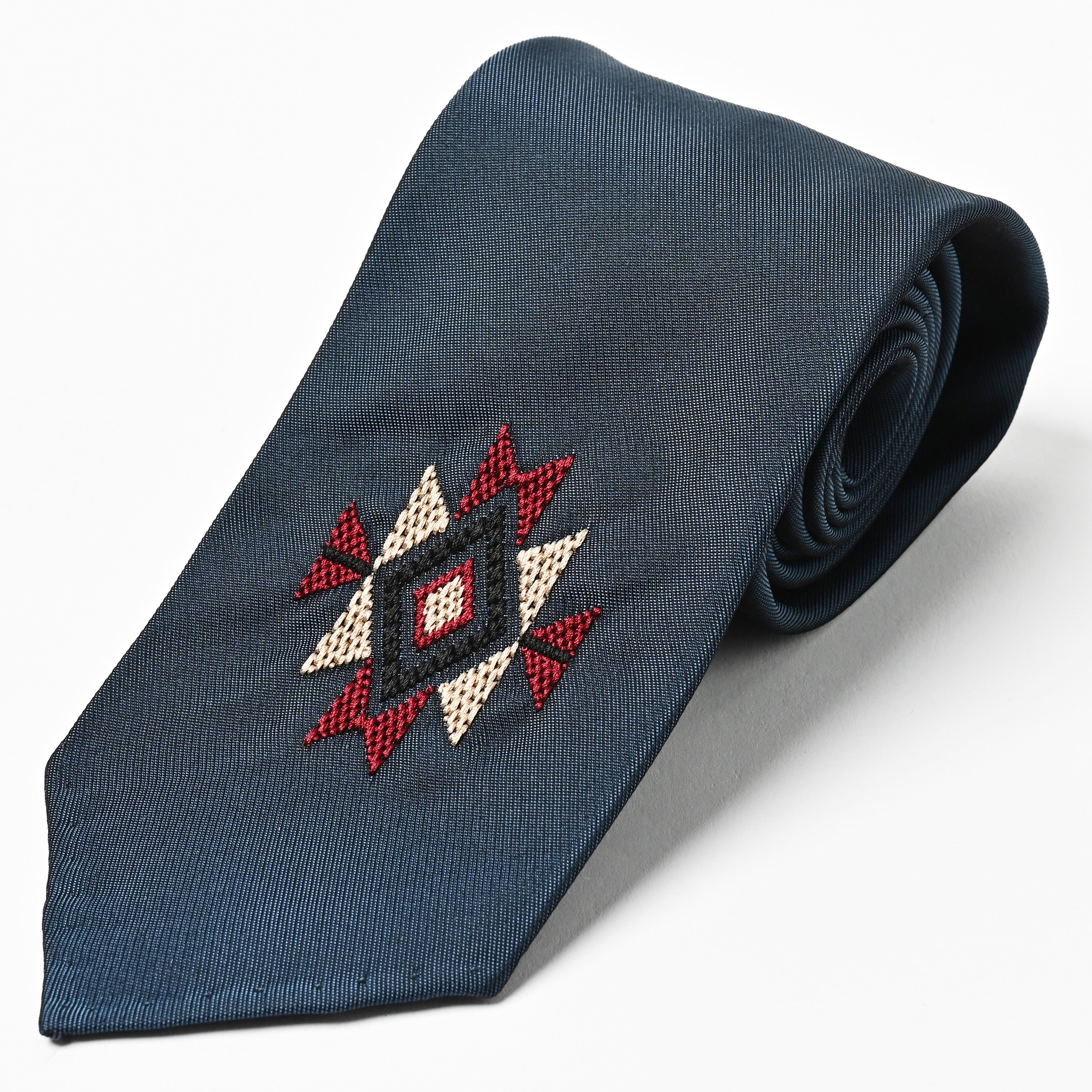 日本製　刺繍　シルク　ネクタイ　アメリカンネイティブ1　ネイビー