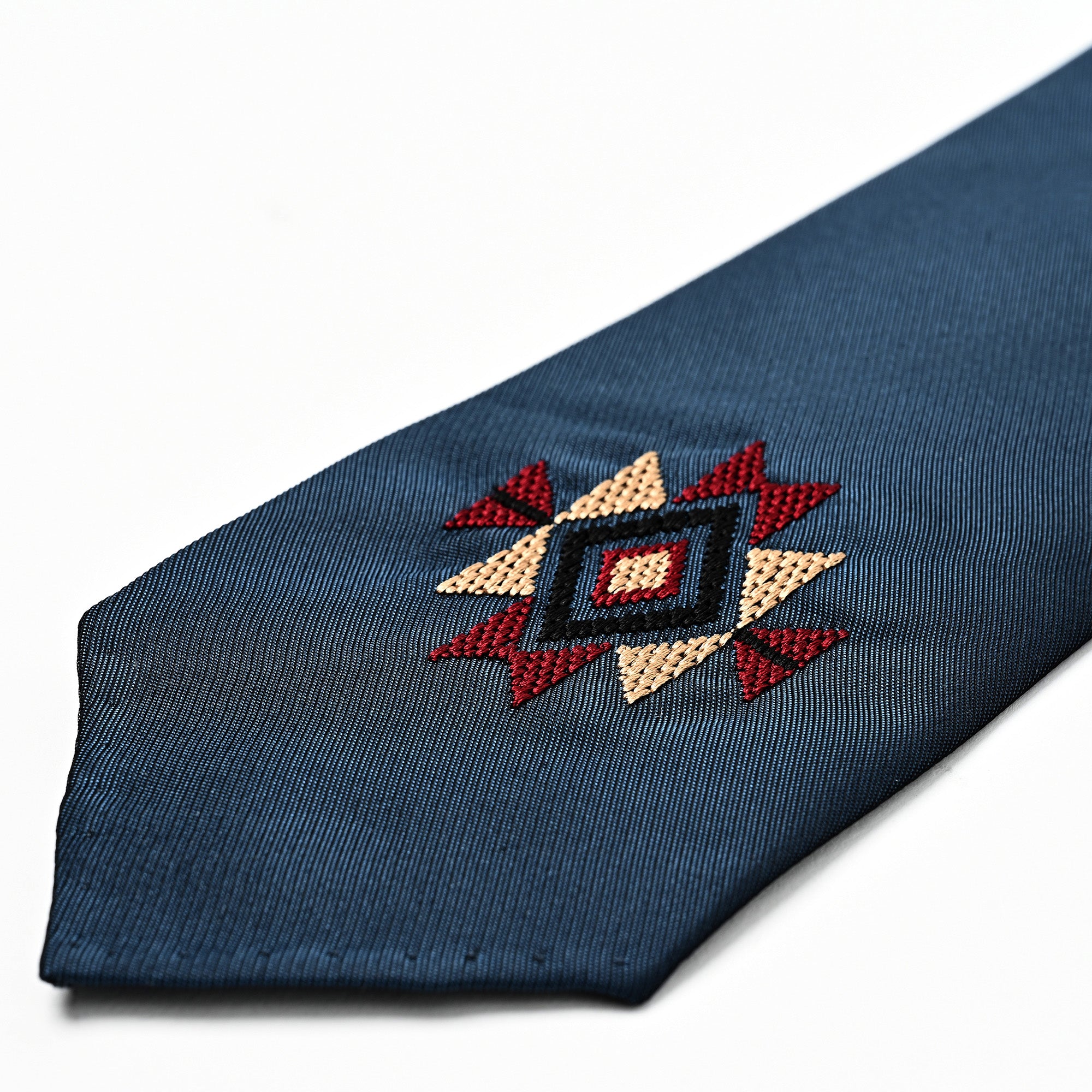 日本製　刺繍　シルク　ネクタイ　アメリカンネイティブ1　ネイビー