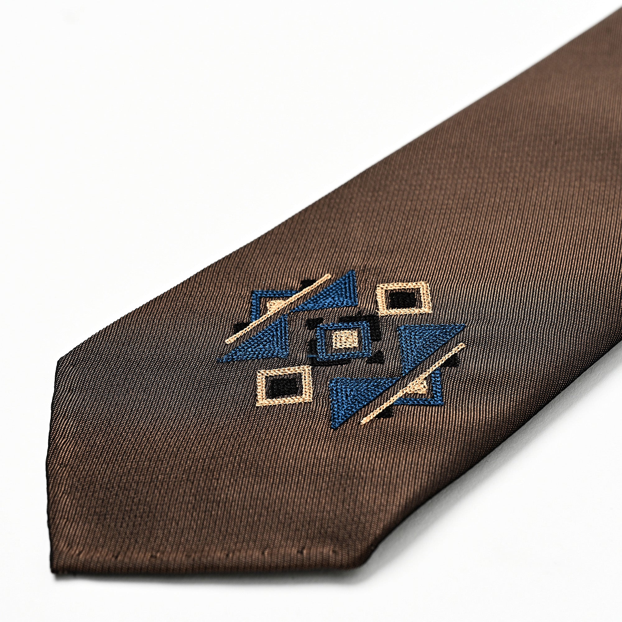 日本製　刺繍　シルク　ネクタイ　アメリカンネイティブ2　ブラウン